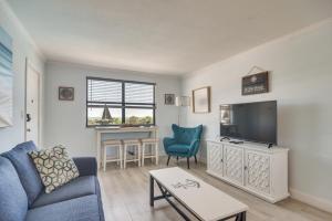 Steps to St Pete Beach Condo with Pool Access