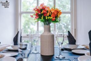 2 Bedroom Top Floor Apartment that Sleeps 4