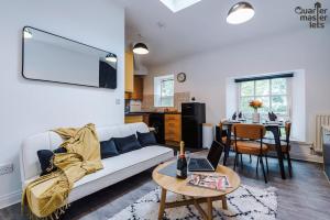 2 Bedroom Top Floor Apartment that Sleeps 4