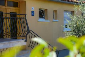 Cozy Apartment with Private Garden & Easy Parking