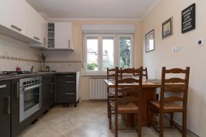 Cozy Apartment with Private Garden & Easy Parking