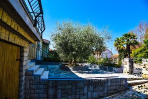 Cozy Apartment with Private Garden & Easy Parking