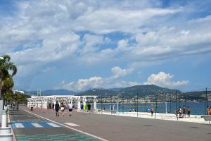Appartement moderne 3 pièces climatisé avec balcon, plage à 2 min