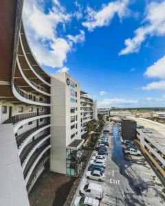 Modern One Bedroom Apartment Next to Canal Walk Mall