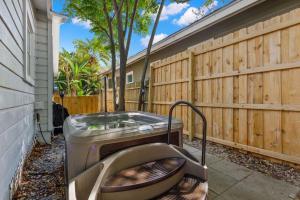 The Hyde Out - Cute Hyde Park Home with Private Hot Tub