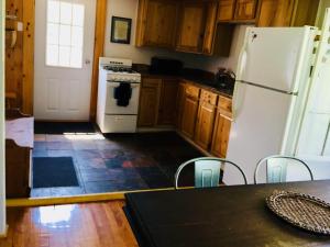 Sunny & Open 2 Bdrm - Close to Stowe Village, Shopping, Mtn Views!