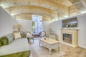 Modern Oasis Near Mdina with Rooftop Pool & View