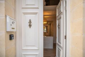 Modern Oasis Near Mdina with Rooftop Pool & View