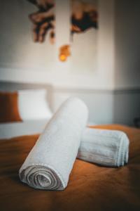 B&B / Chambres d'hotes DE L-ART A LA MANIERE - Chambre d-Hotes de Charme - 2 Suites Haut de Gamme - Ideal Couple & Famille - Piscine - Terrasse - Calme - 15min Saint-Emilion - EXPERIENCE Restauration d-Oeuvre d-Art : photos des chambres