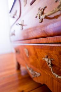 B&B / Chambres d'hotes DE L-ART A LA MANIERE - Chambre d-Hotes de Charme - 2 Suites Haut de Gamme - Ideal Couple & Famille - Piscine - Terrasse - Calme - 15min Saint-Emilion - EXPERIENCE Restauration d-Oeuvre d-Art : Suite Deluxe avec Lit King-Size