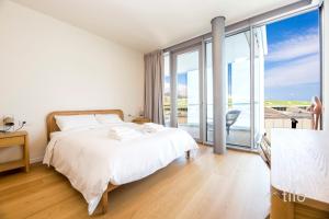 Waterfront Lux | 2BR | AC| Parking By Tilo