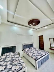 ZenRoofs - Pool Farm House