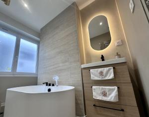 Appartements AMMG Tour Marina – Suites Signature | Vue Mer Panoramique, Jacuzzi & Design : photos des chambres