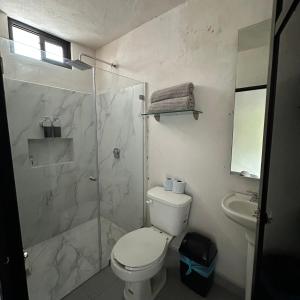 Amplia habitación privada a minutos de Fundidora