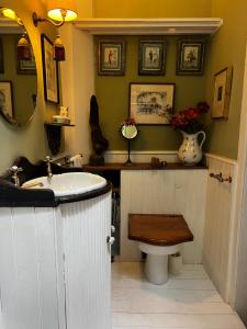 Central Apartment with parking, original art and antiques