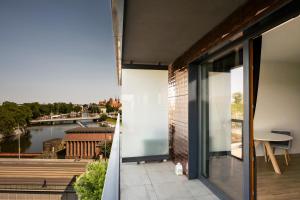 By The River Apartment - 2min to Market Square