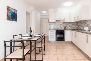 2 Bedroom Apartment Castle Harbour