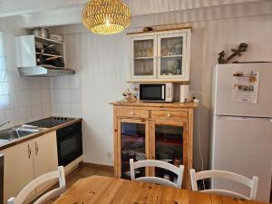 Maisons de vacances Maison 3 etoiles a 50m mer plages iles nature piscine chauffee jacuzzi prive WIFI : photos des chambres