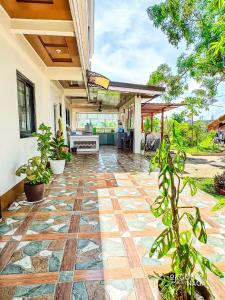 THE OASIS RESORT CondoBimbo 1-Big Room, Balcony, kitchen, Pool, Wifi, Videoke