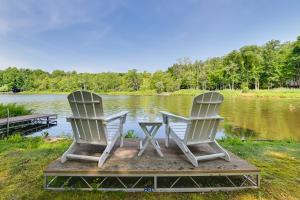 Waterfront Deck! Chic Lower Scott Lake Cottage