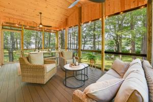 Waterfront Deck! Chic Lower Scott Lake Cottage