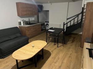 Appartements Maison de bourg a Limons : Appartement 1 Chambre