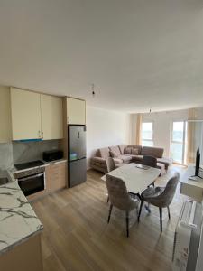 Apartment close to the Airport & handy for center