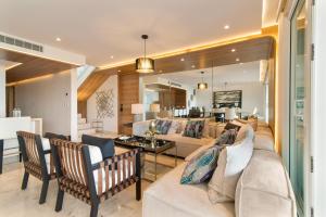 Beachfront Penthouse with Jacuzzi & Beach club