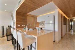 Beachfront Penthouse with Jacuzzi & Beach club