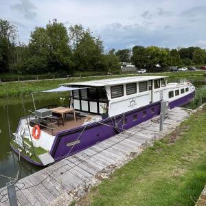 Nuit insolite à bord d'une péniche, 6 personnes