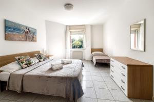 Sunny apartment by the beach