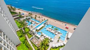 Stylish Oceanfront 2BR - Balcony with Sunset Views, Pools, Beach & Gyms