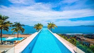 Stylish Oceanfront 2BR - Balcony with Sunset Views, Pools, Beach & Gyms