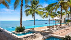 Stylish Oceanfront 2BR - Balcony with Sunset Views, Pools, Beach & Gyms