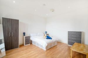 Lovely Elstree flat with parking Reduction for contractors