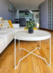 Beachside - Stunning sea view townhouse across the road from the beach