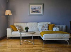 Beachside - Stunning sea view townhouse across the road from the beach