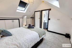 Elegant 4-Bedroom Getaway - Parking for 4 cars