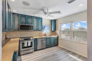 Treasure Island Waterfront home - 100ft to beach!