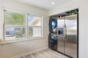 Treasure Island Waterfront home - 100ft to beach!