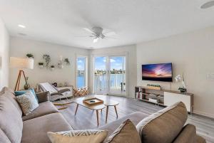 Treasure Island Waterfront home - 100ft to beach!