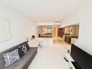 Charming Loft - Modern Complete 1 block from the beach