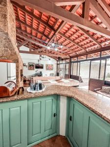 Casa com piscina, vaga para 4 carros, 200m da praia e 10km do Beto Carreiro!