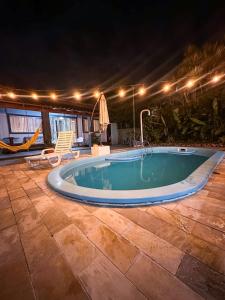 Casa com piscina, vaga para 4 carros, 200m da praia e 10km do Beto Carreiro!