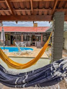 Casa com piscina, vaga para 4 carros, 200m da praia e 10km do Beto Carreiro!