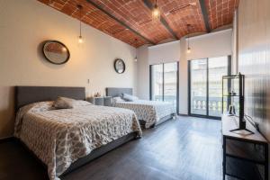 205 Zocalo Cathedral 2bdrmB 2Bath fits 10 AC Apt