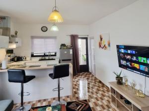 Modern 3 min drive to beach