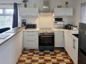 Modern 3 min drive to beach