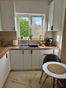 Emerald - Modern Central Apartment