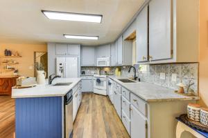 Waterfront CasAbella Cottage with Kayaks and Fishing